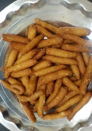 चावल की मठरी (Chawal ki mathri recipe in hindi) रेसिपी मुख्य फोटो