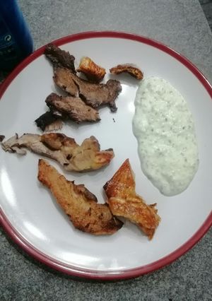 O poză a rețetei Porc la cuptor în vin roșu și sos Tzatiki.