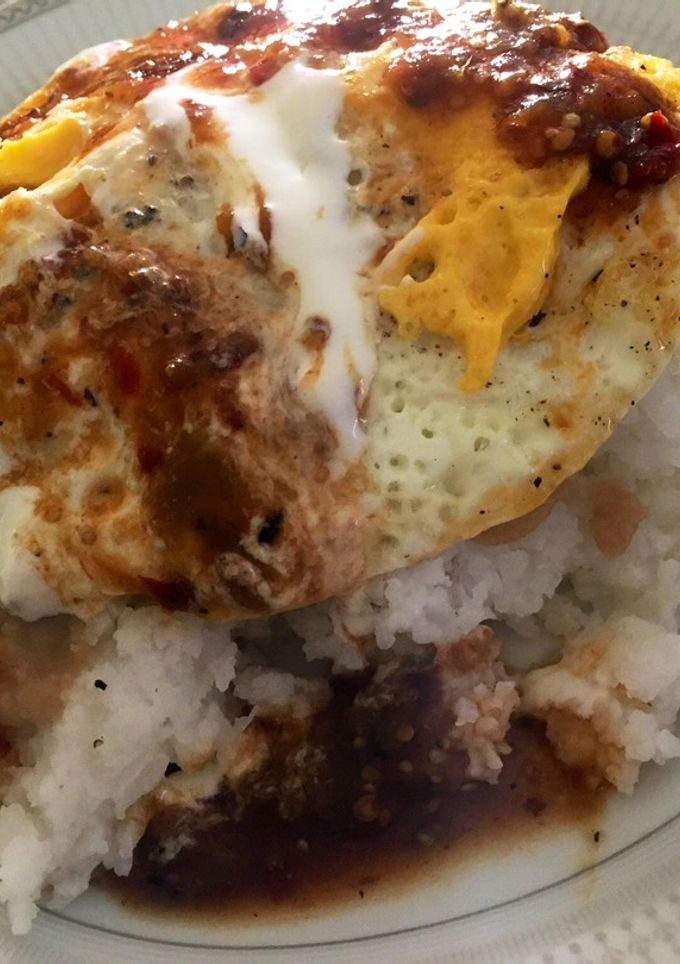 Una foto de Arroz blanco con huevo estrellado 🍳