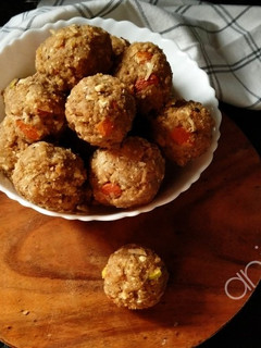 गोंद के लड्डू (gond ke ladoo recipe in Hindi) रेसिपी मुख्य फोटो