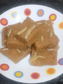 ગોળ પાપડી (Gol Papdi Recipe In Gujarati) રેસીપી મુખ્ય ફોટો