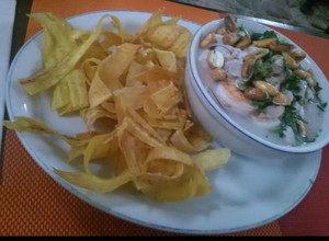 Una foto de Ceviche de camarón ecuatoriano 🇪🇨🍅🧅🍋🍺🥘🦐