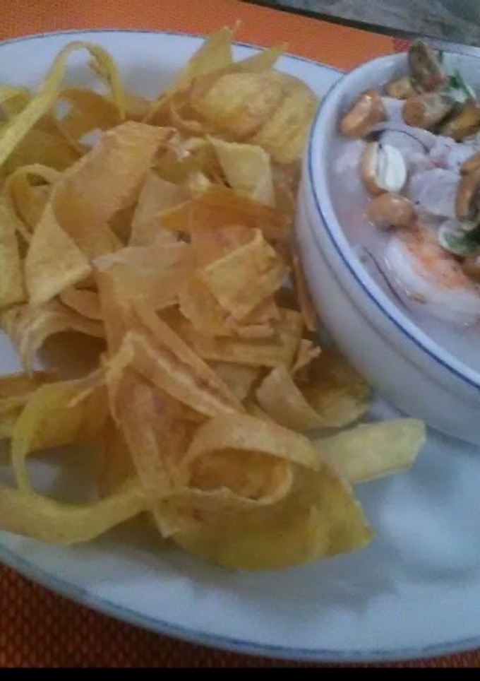 Una foto de Ceviche de camarón ecuatoriano 🇪🇨🍅🧅🍋🍺🥘🦐