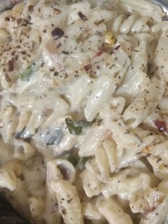 व्हाइट सॉस पास्ता (white sauce pasta recipe in Hindi) रेसिपी मुख्य फोटो