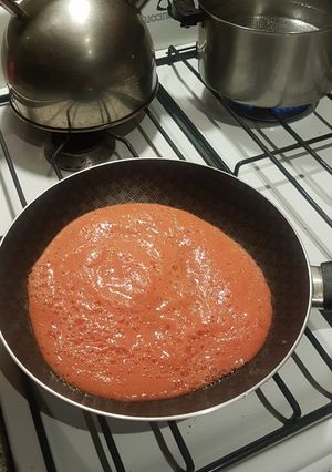 Una foto de Salsa de tomate y ajo, natural y rápido