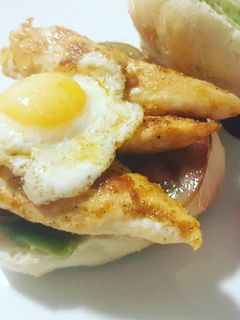 Una foto de Bocata de solomillo de pollo a la barbacoa con huevo codorniz