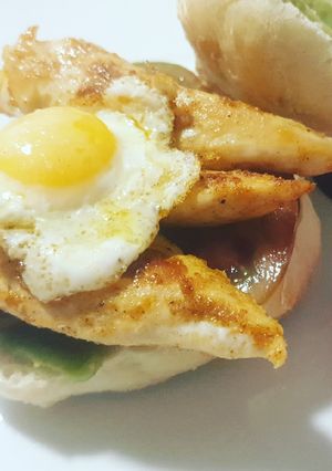 Una foto de Bocata de solomillo de pollo a la barbacoa con huevo codorniz