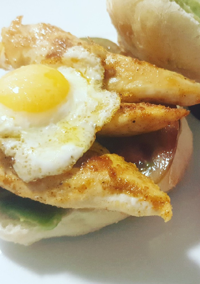 Una foto de Bocata de solomillo de pollo a la barbacoa con huevo codorniz
