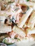 Rigatoni con zucchine, salmone e crema di parmigiano
