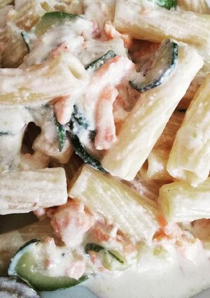Foto di Rigatoni con zucchine, salmone e crema di parmigiano