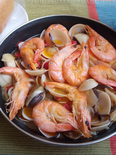 Una foto de Almejas blancas con langostinos