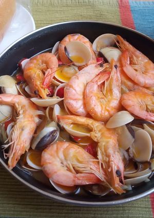 Una foto de Almejas blancas con langostinos