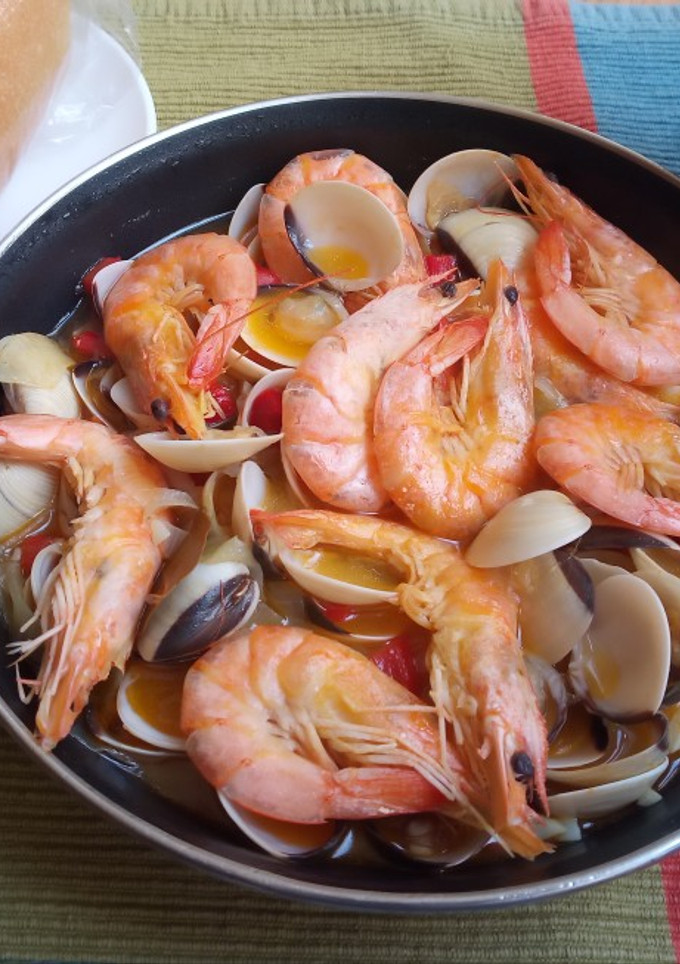 Una foto de Almejas blancas con langostinos