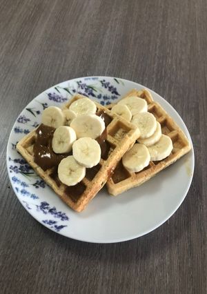 Una foto de Waffles con plátano y manjar