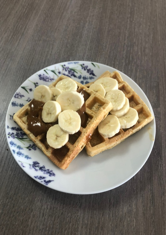 Una foto de Waffles con plátano y manjar