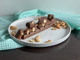 Chocolate con leche keto y vegano con marañones