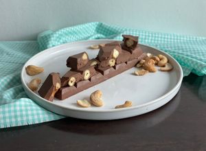 Una foto de Chocolate con leche keto y vegano con marañones