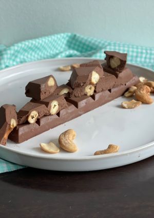 Una foto de Chocolate con leche keto y vegano con marañones