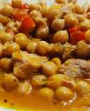 Garbanzos con carne de cerdo en salsa