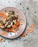 Espaguetis con espirales de zanahoria, champiñones y queso al horno