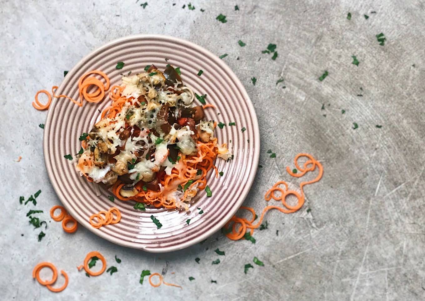 Espaguetis con espirales de zanahoria, champiñones y queso al horno