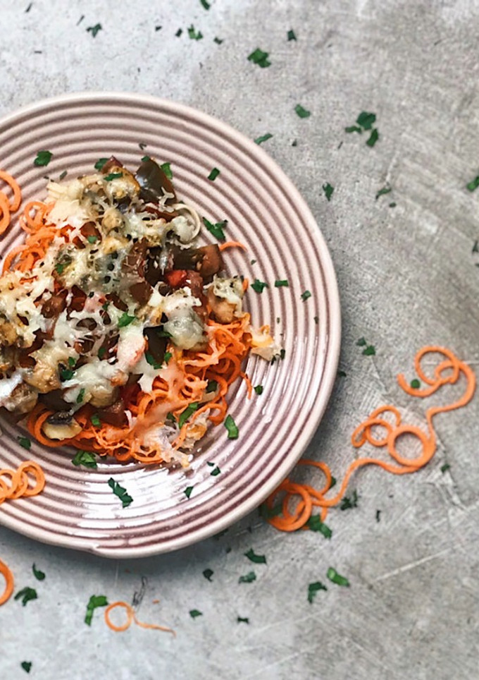 Una foto de Espaguetis con espirales de zanahoria, champiñones y queso al horno