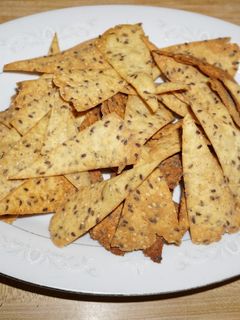 Una foto de TORTILLAS CHIPS CON SEMILLAS DE LINAZA Y SÉSAMO. JON STYLE