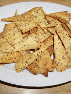 Una foto de TORTILLAS CHIPS CON SEMILLAS DE LINAZA Y SÉSAMO. JON STYLE