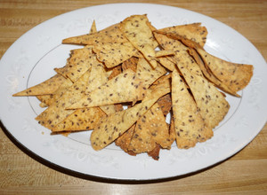 Una foto de TORTILLAS CHIPS CON SEMILLAS DE LINAZA Y SÉSAMO. JON STYLE