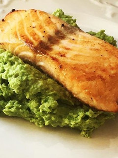 Foto de Lombo de salmão grelhado com puré de ervilhas