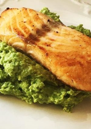 Foto de Lombo de salmão grelhado com puré de ervilhas