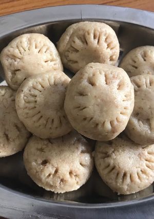 A picture of Sesame fudgeTil ke ladoo.
