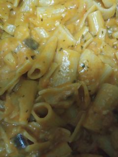 Una foto de Fideos con salsa de tomate berenjena y queso