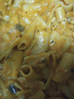 Una foto de Fideos con salsa de tomate berenjena y queso