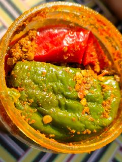 लाल मिर्च और हरी मिर्च का अचार (lal mirch aur hari mirch ka achar recipe in Hindi) रेसिपी मुख्य फोटो