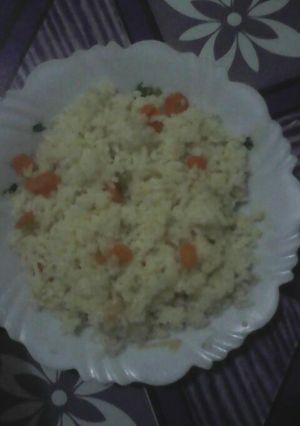 A picture of Plain rice with carrots.