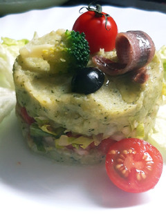 Una foto de Timbal de patata y brócoli con ensalada