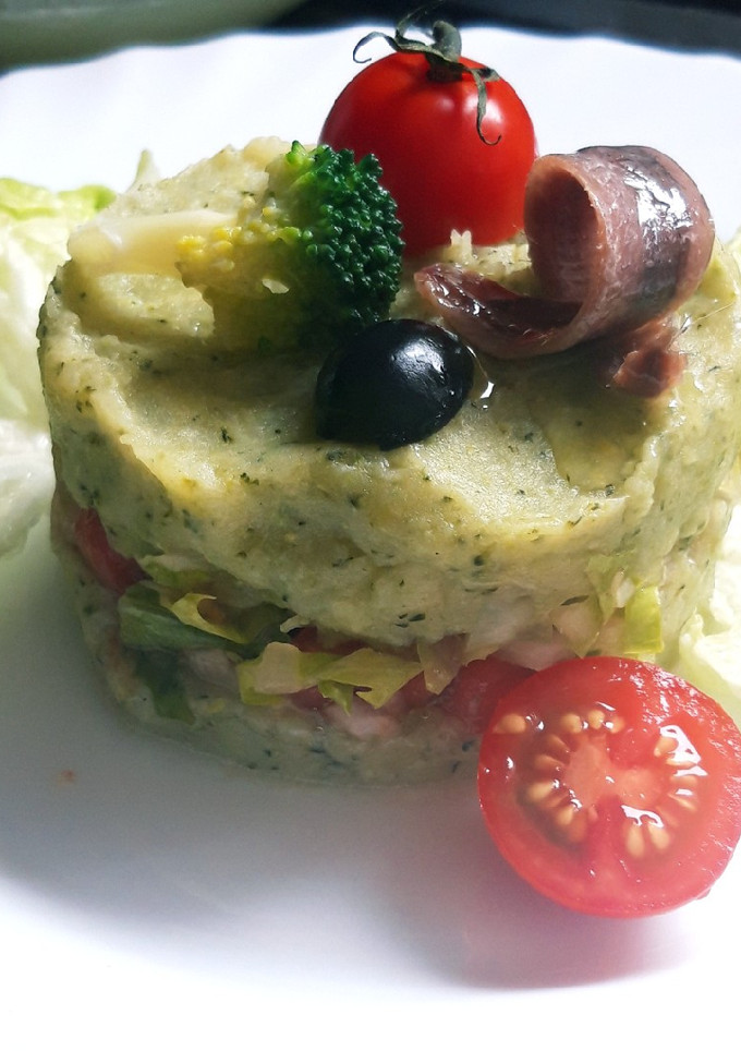 Una foto de Timbal de patata y brócoli con ensalada