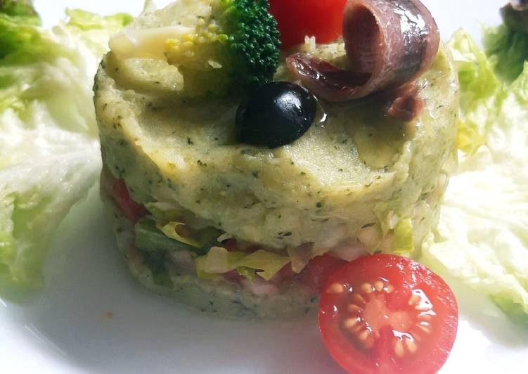 Timbal de patata y brócoli con ensalada