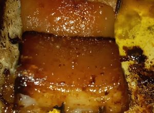Una foto de Tocino carnudo en naranja al horno