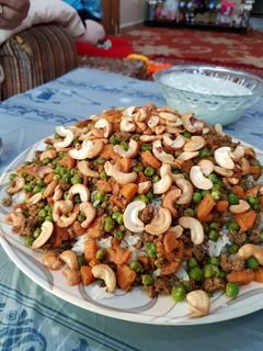 صورة لوصفة رز بزاليا (بازيلا) بالمكسرات واللحمة مع لبن بخيار
