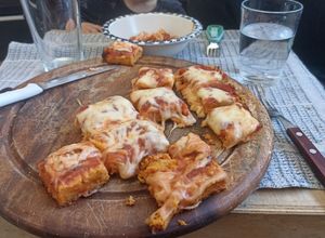 Una foto de Pizza con base de zanahoria y avena