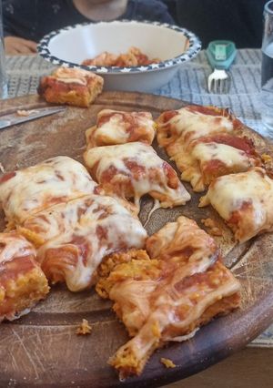 Una foto de Pizza con base de zanahoria y avena