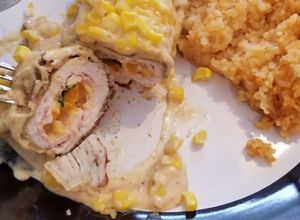 Una foto de Pechugas rellenas con crema de chipotle