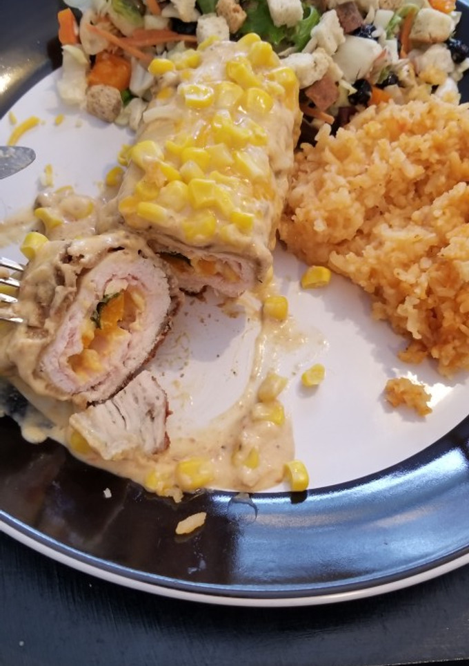 Una foto de Pechugas rellenas con crema de chipotle