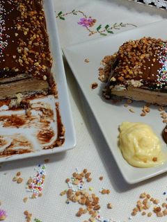 Una foto de Tarta de galletas, con chocolate y crema de yema y vainilla
