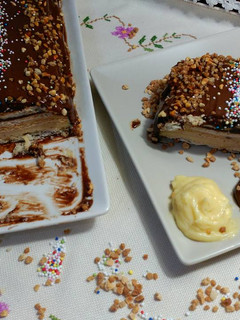 Una foto de Tarta de galletas, con chocolate y crema de yema y vainilla