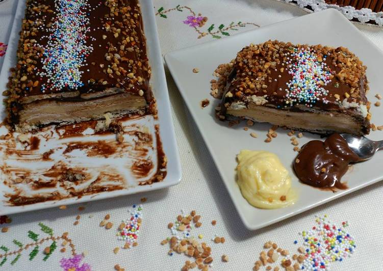Tarta de galletas, con chocolate y crema de yema y vainilla