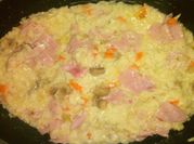 Una foto de risotto de jamón