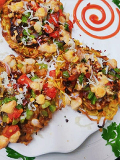 मैगी पिज़्ज़ा (maggi pizza recipe in Hindi) रेसिपी मुख्य फोटो